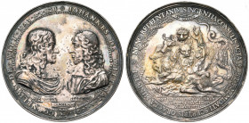PAYS-BAS SEPTENTRIONAUX, AR médaille, 1672, Avry. Assassinat des frères Johan et Cornelius de Wit à La Haye. D/ B. des deux frères f. à f. R/ La popul...