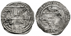 Caliphate of Cordoba. Hisham II. Dirham. 366 H. Al-Andalus. (Vives-no cita). Ag. 2,81 g. Very rare variant citing `Amir in IIA, separated by the flowe...