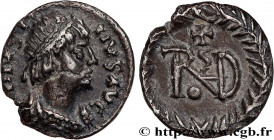 OSTROGOTHIC KINGDOM - THEODORIC
Type : Quart de silique 
Date : c. 493-518 
Mint name / Town : Ravenne 
Metal : silver 
Diameter : 11  mm
Orientation ...