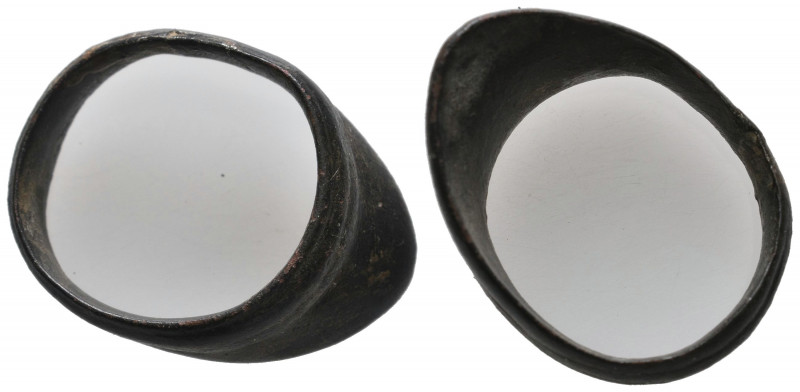 Ancient Bronze Ring with Plain Bezel. Circa 1st - 2nd Century AD.
10.23 gr