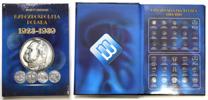 II RP, Klaser na monety z monetami 5 i 10 złotych Wewnątrz 8 monet srebrnych w s...