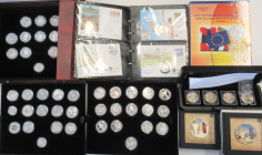 Alle Welt: Sammlung diverse Gedenkmünzen aus aller Welt, dabei große Kassette Die offiziellen Silber Gedenkmünzen der FIFA Fußball WM, Numisbriefe, co...