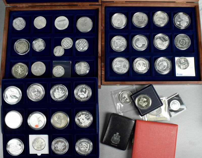 Alle Welt: Partie Silbermünzen und Medaillen in 2 Holzboxen und lose, meist in P...