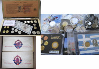 Alle Welt: Ein Karton mit diversen Münzen, dabei 6 Sammelboxen mit Münzen aus ex Jugoslawien sowie eine Box mit diversen Münzen, darunter auch DM und ...