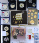 Alle Welt: Kleines Konvolut mit ein paar Numisbriefen aus aller Welt, Prestige Specimen Set Grace Kelly, Medaillen mit Briefmarke, 5 Pfennig Stanzgitt...