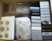 Kanada: Sammlung Kanadischer 1 Dollar Gedenkmünzen (22 Stück, ca. 1980 - 2002) in proof, weiter Kursmünzensätze (39 Stück, ca. 1961 - 2001) überwiegen...