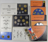 Tschechoslowakei: CSSR / CSFR: Kleines Lot mit 8 KMS mit Umlaufmünzen sowie 2 Sets mit 10 Kcs Münzen der Tschechoslowakei ca. 1985-1993. Insg. 10 Arti...