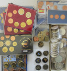 Euromünzen: Schachtel mit diversen Euromünzen, dabei 3,88er Sets diverse Länder sowie 10 Euro Gedenkmünzen der BRD.
 [differenzbesteuert]