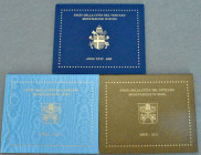Vatikan: Lot 3 Kursmünzensätze (KMS) aus dem Vatikan 2002, 2011 und 2012. Alle in Blister wie verausgabt, 2002er Folder mit kleinem Knick in der Ecke....