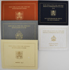 Vatikan: Lot 3 x Kursmünzensatz (KMS) aus dem Vatikan 2006, 2016 und 2017 sowie 2€ Gedenkmünze 2013 und 2014. Alle in Blister wie verausgabt, 2006er m...