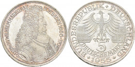 Bundesrepublik Deutschland 1948-2001: 5 DM 1955 G, Markgraf von Baden, Jaeger 390. Kleine Kratzer im Feld, Patinaansatz, fast vorzüglich.
 [differenz...
