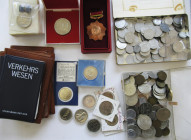 DDR: Nachlass mit diversen Münzen und Orden aus der DDR, dabei Umlaufmünzen und ein paar Gedenkmünzen.
 [differenzbesteuert]
