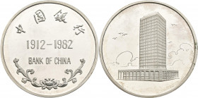 Medaillen alle Welt: China, Volksrepublik: Silber Medaille 1982. 70 Jahre Bank of China 1912-1982. 15,5 g, Turm / Bank of China in englischer und chin...