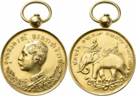 Medaillen alle Welt: Thailand, Rama V. Chulalongkorn 1868-1910: Tragbare Goldmedaille / Orden o. J. an drehbarer Kugelöse, Andenken an die HAW Kriege ...