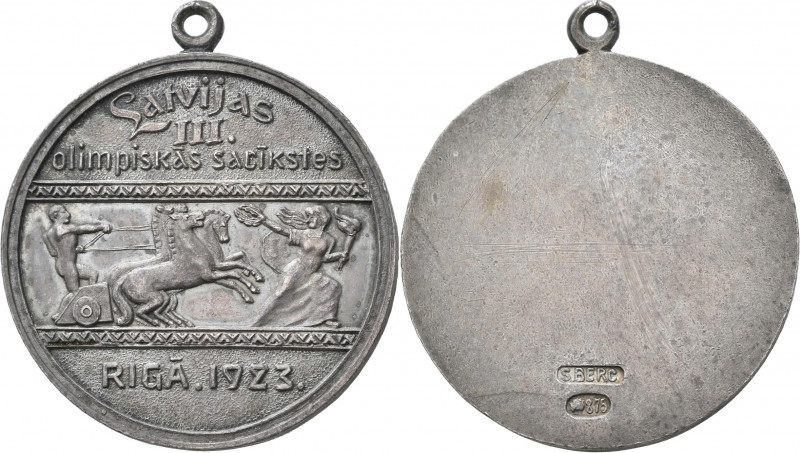 Medaillen alle Welt: Lot 4 Medaillen, darunter: Lettland, tragbare Silbermedaill...