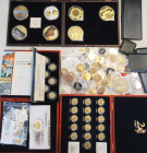 Medaillen Deutschland: Ein Karton voll mit diversen Medaillen und Euro-Proben aus sehr teuren ABO-Bezügen. Dabei viel von DGG, vergoldet oder veredelt...