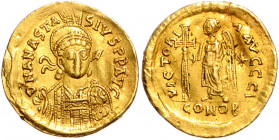 Byzanz Anastasius 491-518 Solidus Konstantinopel (491-498) D N ANASTASIVS P P AVG Behelmte Büste von vorn mit Speer und Schild / VICTORIA AVGGG I Steh...