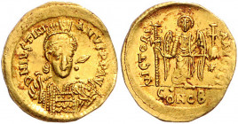 Byzanz Justinian I. 527-565 Solidus Konstantinopel (527-538) D N IVSTINIANVS P P AVG Behelmte Büste von vorn mit Speer und Schild / VICTORIA AVGGG I E...