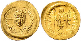 Byzanz Justinian I. 527-565 Solidus Konstantinopel (545-565) D N IVSTINIANVS PP AVG Behelmte Büste von vorn mit Reichsapfel und Schild / VICTORIA AVGG...