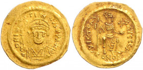 Byzanz Justinus II. 565-578 Solidus Konstantinopel D N IVSTINVS P P AVC Behelmte Büste von vorn mit Victoriaglobus und Schild / VICTORIA AVCCC Z Konst...