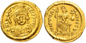 Byzanz Justinus II. 565-578 Solidus Konstantinopel D N IVSTINVS P P AVC Behelmte bartlose Büste von vorn mit Victoriaglobus und Schild / VICTORIA AVCC...