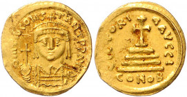 Byzanz Tiberius II. Constantinus 578-582 Solidus Konstantinopel (579-582) dm TIb CONSTANT PP AVG Behelmte Büste von vorn mit Kreuzglobus und Schild / ...
