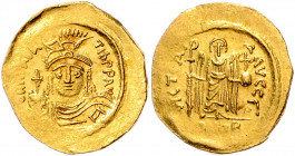 Byzanz Mauricius Tiberius 582-602 Solidus Konstantinopel (583-601) ON mAVRC TIb PP AVG Behelmte Büste von vorn mit Kreuzglobus / VICTORIA AVGG G (Gamm...