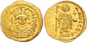 Byzanz Mauricius Tiberius 582-602 Solidus Konstantinopel (583-601) ON mAVRC TIb PP AVG Behelmte Büste von vorn mit Kreuzglobus / VICTORIA AVGG E Vikto...