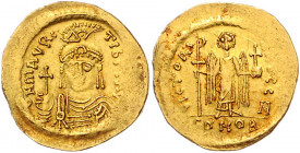 Byzanz Mauricius Tiberius 582-602 Solidus Konstantinopel (583-601) ON mAVRC TIb PP AVG Behelmte Büste von vorn mit Kreuzglobus / VICTORIA AVGG Z Vikto...