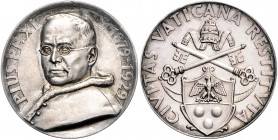 Medaillen von Josef Bernhart Silbermedaille o.J. auf das 50-jährige Priesterjubiläum von Pius XI., i.Rd: PREUSS. STAATSMÜNZE SILBER 900 FEIN. 
36,1mm...