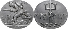 Erster Weltkrieg Ovale Eisengussmedaille 1916 (v. R.K.) Soldat im Laufschritt, dahinter Schlachtszene / Hand hält Dreizack aus dem Meer 
120x104mm 24...