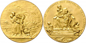 Erster Weltkrieg Vergoldete Bronzemedaille 1917 (v. Dubois) auf das Nationale Hilfswerk für Kriegswaisen, i.Rd: FONSON & Cie Lefébure 600. 
60,5mm 80...