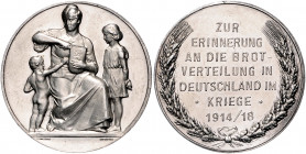 Erster Weltkrieg Silbermedaille 1918 (v. Lauer) Zur Erinnerung an die Brotverteilung in Deutschland im Kriege 1914/18, i.Rd: SILBER 990 Zetzm. vgl. 50...