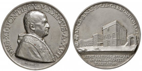 Pio XI (1922-1939) Medaglia Anno XVII - Opus: Mistruzzi - Rinaldi 132 AG (g 39,74) Minimi segnetti nei campi.

qFDC