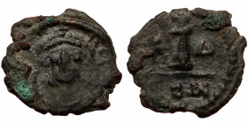 Maurice Tiberius (582-602) AE Decanummium (Bronze, 2.06g, 17mm) Constantinople, 4th officina.
Obv: blundered legend - Helmeted, draped, and cuirassed...