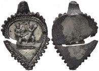 CROCIATE. Distintivo/Spilla dei pellegrini, c. XIV-XV secolo. Scena con angeli (40.5mm, 8.22g). Spezzato, altrimenti qBB