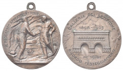 MILANO
Durante Vittorio Emanuele III, 1900-1943.
Medaglia 1905.
Æ gr. 17,89 mm. 34,4
Dr. GALLERIA DEL SEMPIONE. Traforo del Sempione; sotto, RICOR...