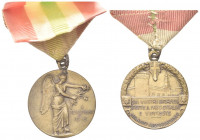 MILANO
Durante Vittorio Emanuele III, 1900-1943.
Medaglia 1918 Celebrazione della Vittoria 4 Novembre con nastro tricolore.
Æ gr. 9,90 mm. 22,6
Dr...