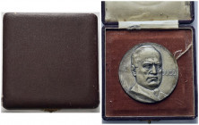 ROMA
Ventennio Fascista, dal 1923 al 1943.
Medaglia s. data opus Picchiani.
Metallo Bianco gr. 83,57 mm. 61,0
Dr. IL - DUCE. Busto di B. Mussolini...