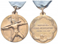 UDINE
Ventennio Fascista, dal 1923 al 1943.
Medaglia 1934 a. XII.
Æ gr. 24,43 mm. 38
Dr. Atleta sovrapposto a fascio con scure.
Rv. INCONTRO / UD...