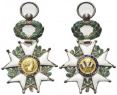 FRANCIA
III Repubblica, 1871-1940.
Legione d’onore dal 1870. Croce d’ufficiale.
Ag dorato e smalti gr. 19,60 mm. 58,3x42
Croce a 9 punte smaltata ...