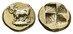 MYSIA. Kyzikos. (Circa 550-450 BC). EL Hekte.
Obv: Man-headed bull standing left, head facing, on tunny left .
Rev: Quadripartite incuse square.
Von F...