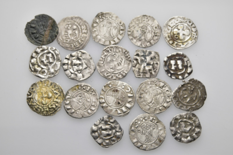 18 MEDIEVAL SILVER COIN LOT
See Picture. No return.