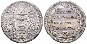 Innocenzo XI 1676-1689
Piastra, Roma, AG 31.66 g.
Avers : INNOCENTIVS XI PONT MAX
Revers : DEXTERA TVA DOMINE PERCVSSIT INIMICVM
Ref : MIR 2019/1
TTB-...