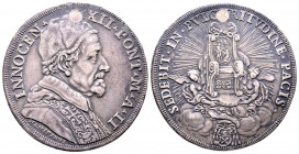 Innocenzo XII 1691-1700
Piastra, 1692, Roma, AG 31.77 g.
Ref : MIR 2124/1 (R3)
TTB+. Trou rebouché. Rarissime