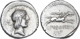 Denario. 90-89 a.C. CALPURNIA. L. Calpurnius Piso Frugi. Anv.: Cabeza laureada de Apolo a derecha, detrás estrella. Rev.: Jinete galopando a derecha, ...