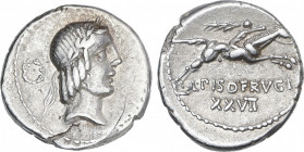 Denario. 90-89 a.C. CALPURNIA. L. Calpurnius Piso Frugi. Anv.: Cabeza laureada de Apolo a derecha, detrás corona de laurel. Rev.: Jinete galopando a d...
