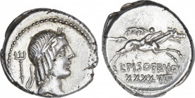 Denario. 90-89 a.C. CALPURNIA. L. Calpurnius Piso Frugi. Anv.: Cabeza laureada de Apolo a derecha, detrás tridente. Rev.: Jinete galopando a derecha, ...