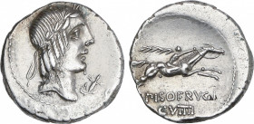 Denario. 90-89 a.C. CALPURNIA. L. Calpurnius Piso Frugi. Anv.: Cabeza laureada de Apolo a derecha, delante lagartija. Rev.: Jinete galopando a derecha...