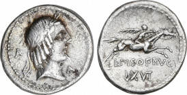 Denario. 90-89 a.C. CALPURNIA. L. Calpurnius Piso Frugi. Anv.: Cabeza laureada de Apolo a derecha, detrás letra A, delante letra A. Rev.: Jinete galop...